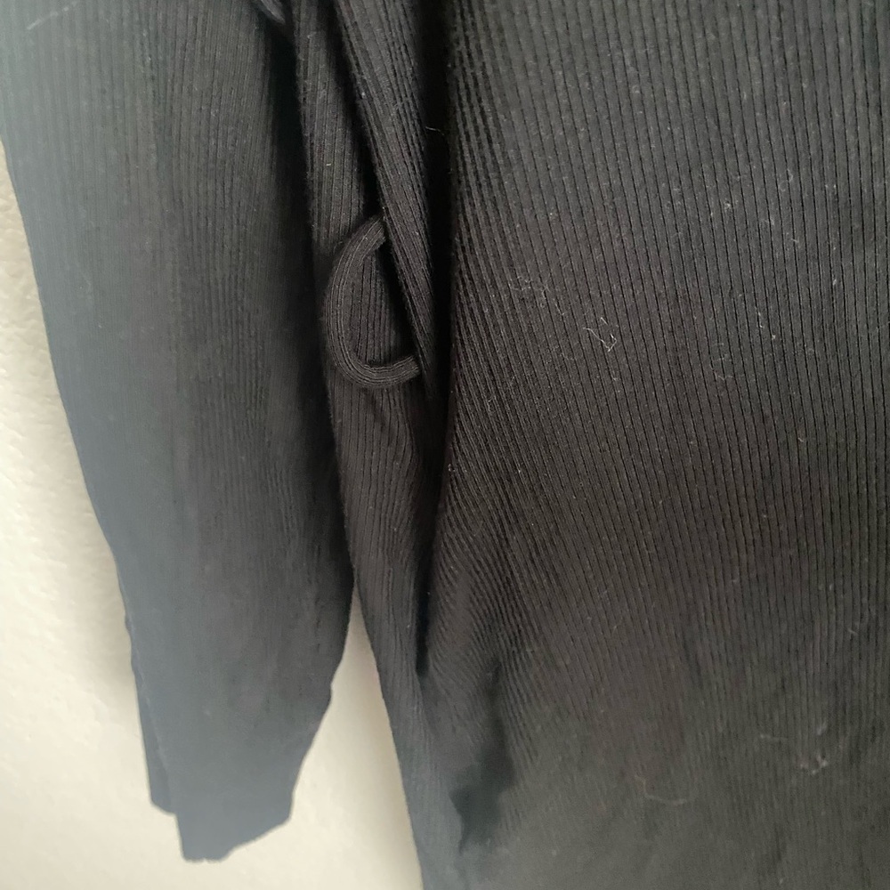 SKIMS Ribbed Black Wrap Robe - Picture 4 of 5
